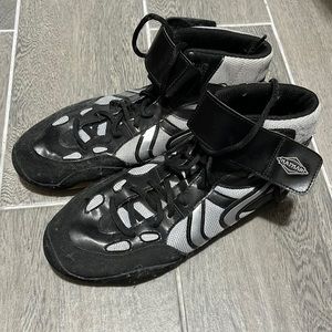 Men’s black athletic wrestling shoes
